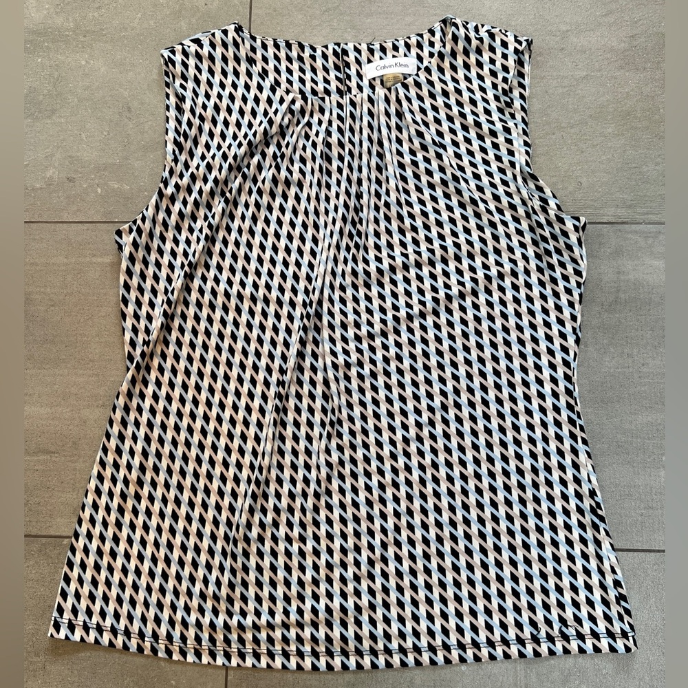 Like new! Calvin Klein Patterned Sleeveless Blouse w draping in front. Classy!